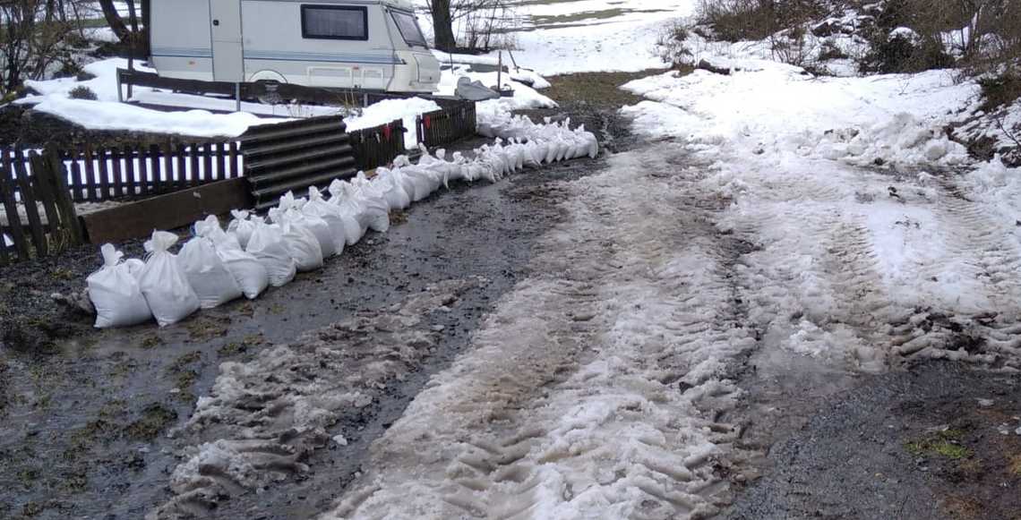 Wasserführung mit Damm aus Sandsäcken und Gräben